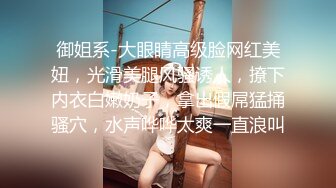 红裙臊少妇深夜伡震，车窗全盖上衣服，直接後座开搞，小蛮腰乱扭