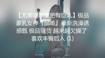 冒險把窗戶破個洞偷看兩個大學妹洗澡,前面妹子粉嫩的乳頭