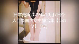 穿着角色扮演的火辣小 Ria 久留美 躺在你身上咧着嘴笑。