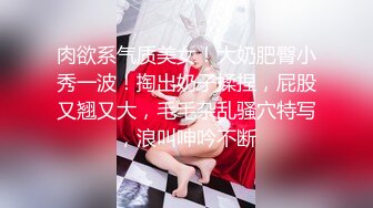 漂亮妹子胸罩被海浪拍偏乳头都跑出来还毫无察觉