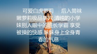 2023新流出黑客破解家庭网络摄像头偷拍模特身材美女洗完澡在简陋客厅擦身整理头发