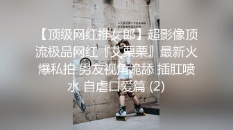 兄弟：这有个女的  男：哎小姐姐，把她弄醒了待会不好搞，怎么鼓鼓的，卧槽他妈是个男的，真变态吗 有点害怕，你弄过呀！